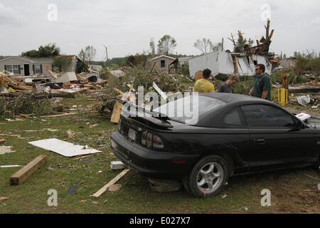 Athens, Alabama, USA. 29th Apr, 2014. People survey damage at the Billy Bob Trailer Park in Athens in Alabama, the United States, April 29, 2014. Authorities said on Monday that 15 people were killed in a string of tornadoes that ripped across large swath of the central and southern United States late Sunday and early Monday, leveling houses, downing trees and reducing everything on their ways to rubble and debris. Credit:  Marcus DiPaola/Xinhua/Alamy Live News Stock Photo