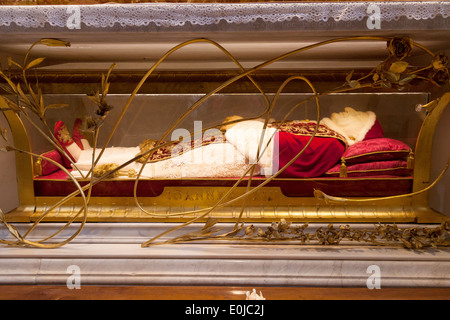 The body of Pope John XXIII in its tomb, St Peters Basilica, Vatican City Rome Italy Europe Stock Photo