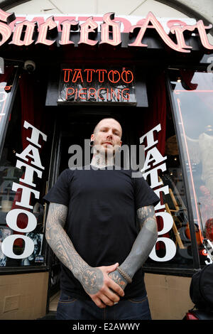 United States, California, Los Angeles, tattooist on Hollywood Boulevard Stock Photo