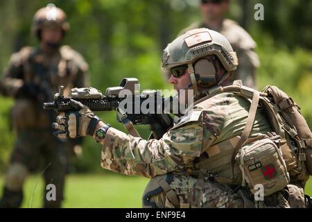 US Special Forces soldier with the Army National Guard demonstrate operational techniques to Chile Special Operation commandos at the Camp Shelby Joint Forces Training Center April 23, 2015 in Hattiesburg, Mississippi. Stock Photo