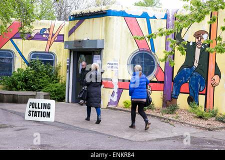 POLLING STATION -  Voting at Newton Heath Library, Newton Heath , Manchester today (Thurs 7th May 2015) Stock Photo