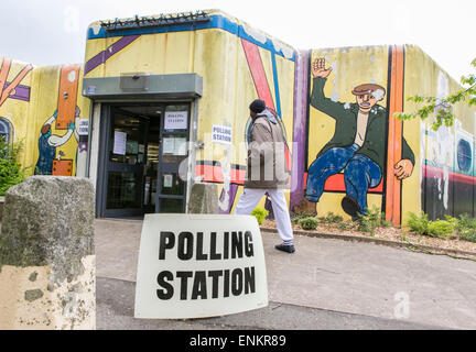 POLLING STATION -  Voting at Newton Heath Library, Newton Heath , Manchester today (Thurs 7th May 2015) Stock Photo