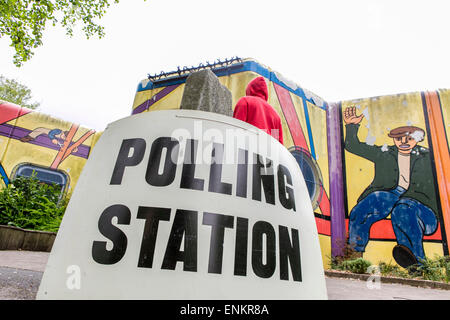 POLLING STATION -  Voting at Newton Heath Library, Newton Heath , Manchester today (Thurs 7th May 2015) Stock Photo