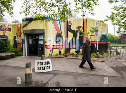 POLLING STATION -  Voting at Newton Heath Library, Newton Heath , Manchester today (Thurs 7th May 2015) Stock Photo