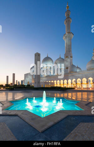 Night view of Sheikh Zayed Grand Mosque in Abu Dhabi United Arab Emirates Stock Photo