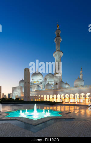 Night view of Sheikh Zayed Grand Mosque in Abu Dhabi United Arab Emirates Stock Photo