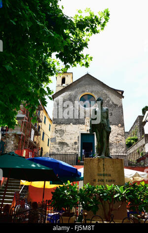 Largo Taragio, Corniglia’s main square. Behind the Oratory of the Disciplinati of Saint Catherine. Corniglia, Vernazza, Stock Photo