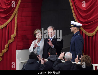 Washington, USA. 20th Jan, 2017. Former U.S. President George W. Bush and his wife Laura Bush arrive for Donald Trump's presidential inauguration ceremony at the U.S. Capitol in Washington, DC, the United States, on Jan. 20, 2017. Credit: Yin Bogu/Xinhua/Alamy Live News Stock Photo