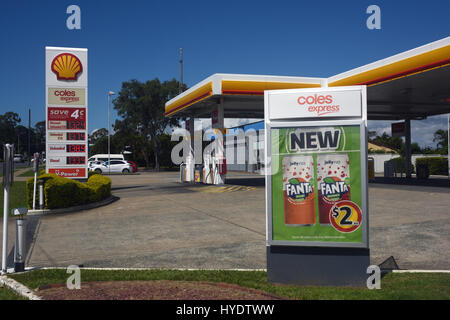 Kippa-Ring, Australia: Coles Express Shell petrol station and convenience store with promotional sign Stock Photo