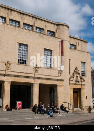 People sitting on steps, Bodleian Library, Weston Library ,Oxford, Oxfordshire, England, UK, GB. Stock Photo