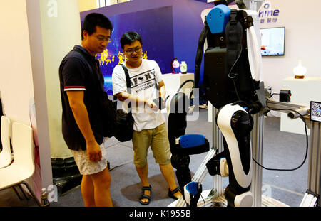 Shanghai, China. 25th Aug, 2017. Visitors look at a robot at Shanghai Popular Science Products Expo in Shanghai, east China, Aug. 25, 2017. The expo opened on Friday and will last till Aug. 28 in Shanghai, with nearly 3500 exhibits on display. Credit: Fang Zhe/Xinhua/Alamy Live News Stock Photo