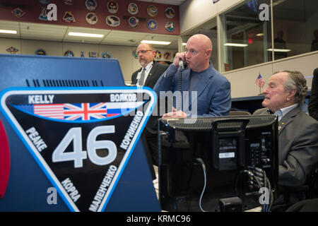 Former President George H.W. Bush paid a visit to NASA's Johnson Space Center to speak with Expedition 46 Commander Scott Kelly and Flight Engineer Tim Kopra and take a tour of the Space Vehicle Mockup Facility.   Kelly’s twin brother, Mark Kelly and his wife, former Congresswoman Gabrielle Giffords were also present.  Photo Date: February 5, 2016.  Location: Building 30 - ISS Flight Control Room.  Photographer: Robert Markowitz George H. W. Bush visited NASA's Johnson Space Center Stock Photo