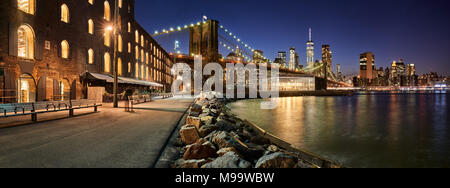 Main Street Park waterfront in evening with view of skyscrapers of Lower Manhattan and the Brooklyn Bridge. Brooklyn, Manhattan, New York City Stock Photo