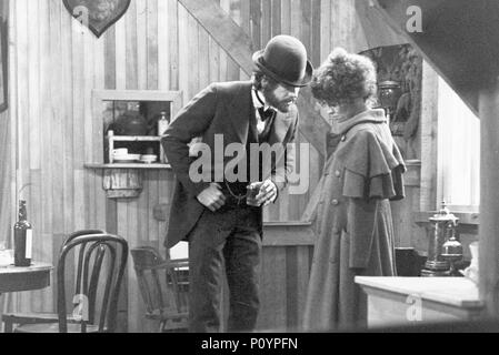 Original Film Title: MCCABE & MRS. MILLER.  English Title: MCCABE & MRS. MILLER.  Film Director: ROBERT ALTMAN.  Year: 1971.  Stars: WARREN BEATTY; JULIE CHRISTIE. Credit: WARNER BROTHERS / Album Stock Photo