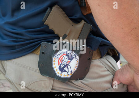 Fairfax, VA August 4 2018, USA: Demonstrators on both sides of the gun control issue rally at the National headquarters of the National Rifle Association (NRA) in Fairfax, VA. Dubbed 'The March on the NRA' protestors line the streets in fron the of headquarters. DC. Patsy Lynch/MediaPunch Credit: MediaPunch Inc/Alamy Live News Stock Photo