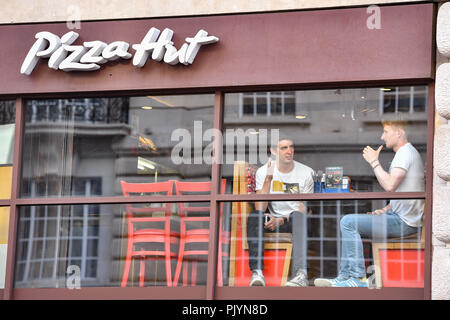 London, UK. 9th Sept 2018. The spectators in Pizza Hut restaurant during 2018 OVO Energy Tour of Britain - Stage Eight: The London Stage on Sunday, September 09, 2018, LONDON ENGLAND: Credit: Taka Wu/Alamy Live News Stock Photo