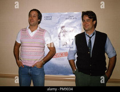 Chevy Chase and Dan Aykroyd at 'Spies Like Us' press conference 1985 © JRC /The Hollywood Archive  -  All Rights Reserved  File Reference # 31515 561 Stock Photo