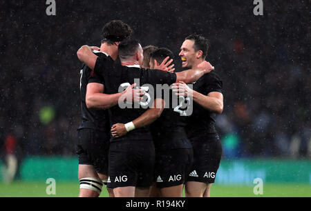 New Zealand's players celebrate after the Quilter International match at Twickenham Stadium, London. Stock Photo