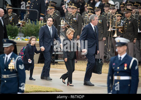 Former Florida governor Jeb Bush and wife Paloma arrive at Texas A&M University with the train carrying the casket of former President George H.W. Bush before burial at the nearby George Bush Library. Stock Photo