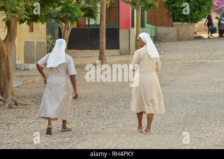 Cape Verde, Maio Island: two nuns walking in a street of the town of Vila Do Maio (Porto Ingles) Stock Photo