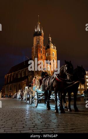 Poland, Voïvodie Lesser Poland, Krakow, Stare Miasto district, World Heritage Site, Old Town, Basilica of Our Lady of Krakow (XIV), horse drawn carriages Stock Photo