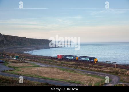 2 Direct Rail Services der Baureihe 37 Lokomotiven 37259 + 37611 Passieren Sie Parton auf der malerischen Küstenlinie Cumbrias mit einem Container für nukleare Abfälle Stockfoto