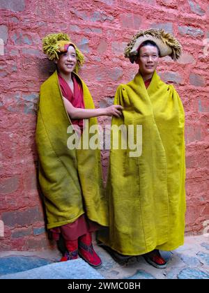 Tibetische Mönche tragen möglicherweise eine enorme Auswahl an Bademänteln, Hüten und Umhängen, oft in traditionellen Farben Stockfoto