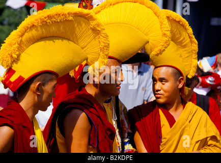 TIBETISCH-buddhistische Mönche tragen traditionelle MAROON Roben mit Fransen gelbe Hüte beim Konzert für TIBET Stockfoto