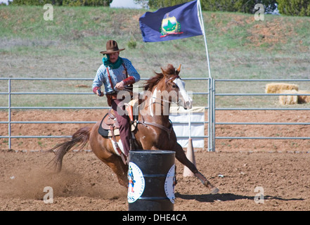 Cowboy mit Gewehr auf Pferd, beritten Schießwettbewerb, Ende der Trail Wildwest-Jubiläum, in der Nähe von Albuquerque, New Mexico, Vereinigte Staaten Stockfoto