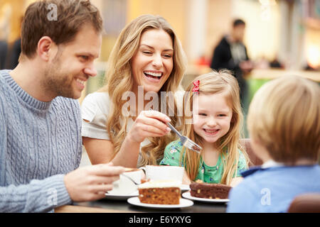 Familie Snack im Café gemeinsam genießen Stockfoto