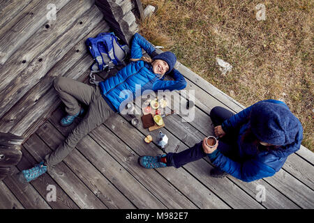 Ansicht von oben von paar Wanderer eine Pause an der Hütte Stockfoto