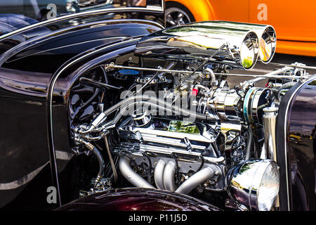 Chrome Engine auf Classic Car Stockfoto