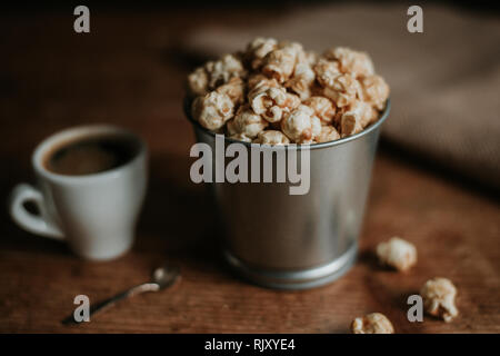 Espresso Kaffee und Popcorn Stockfoto