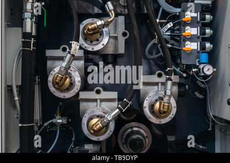 Schläuche auf industrielle Maschine Flüssigkeit transportieren Kupplung Metall Detail Herstellung Kühlung Generic Stockfoto