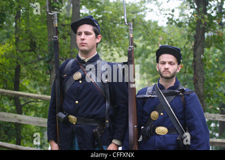 La guerre civile de reconstitution historique en tant que soldats de l'Union à Dutch Gap à Chester, en Virginie. La guerre civile américaine a duré de 1861-1865. Banque D'Images