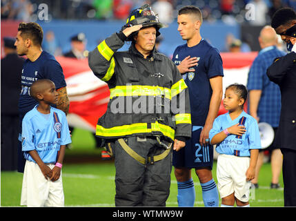 New York, NY, USA. Sep 11, 2019. Les premiers intervenants saluer le drapeau avant le match de football NYCFC contre le Toronto FC au Yankee Stadium de New York, NY. Bennett Cohen/CSM/Alamy Live News Banque D'Images