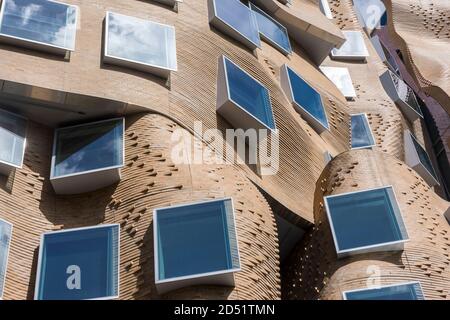 Vista dettagliata della parete ondulata in mattoni. Dr Chau Chak Wing Building, UTS Business School, Sydney, Australia. Architetto: Gehry Partners, LLP, 2015. Foto Stock