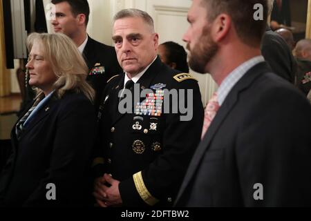 WASHINGTON, DC - OTTOBRE 25: AFP OUT U.S. Army Chief of staff Gen. Mark Milley (C) arriva per un evento commemorativo del 35 ° anniversario di attacco alle baracche di Beirut nella stanza orientale della Casa Bianca 25 ottobre 2018 a Washington, DC. Il 23 ottobre 1983 due bombe di camion hanno colpito gli edifici che ospitano la forza multinazionale in Libano (MNF), uccidendo 241 soldati di pace statunitensi e 58 francesi e 6 civili. Foto di chip Somodevilla/ABACAPRESS.COM Foto Stock