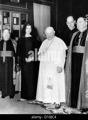 Jacqueline Kennedy in un udienza con Papa Giovanni XXIII. A sinistra è Mons. Pio A. Benincasa, e a destra, Mons. Martin J. Foto Stock