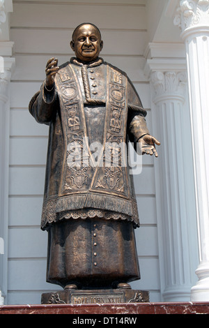 La statua di Papa Giovanni XXIII presso il Morning Star Chiesa, Velankanni Foto Stock