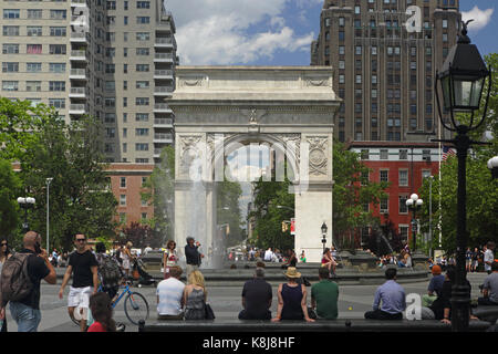 New York, NY, Stati Uniti d'America - 1 Giugno 2017: turisti e New York locali godono di una giornata di sole in Washington Square Park Foto Stock