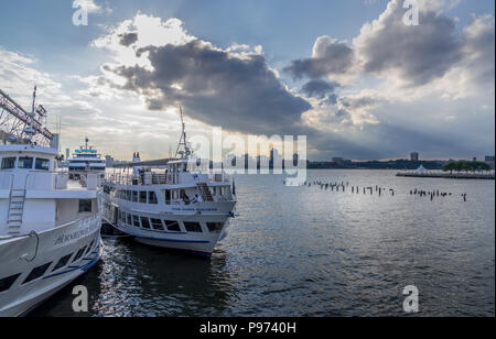 New York, NY, Stati Uniti d'America - 4 giugno 2018. Il molo sul Fiume Hudson Foto Stock