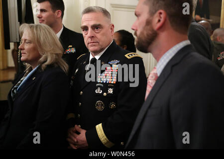 Stati Uniti Capo di Stato Maggiore dell Esercito gen. Mark Milley (C) arriva per un evento commemorativo del trentacinquesimo anniversario dell attacco alla caserma di Beirut in Oriente stanza della casa bianca Ottobre 25, 2018 a Washington, DC. Il 23 ottobre 1983 due camion bomba ha colpito i fabbricati di stabulazione forza multinazionale in Libano (MNF) i caschi blu, uccidendo 241 negli Stati Uniti e 58 soldati francesi e 6 civili. Foto di Chip Somodevilla/UPI Foto Stock