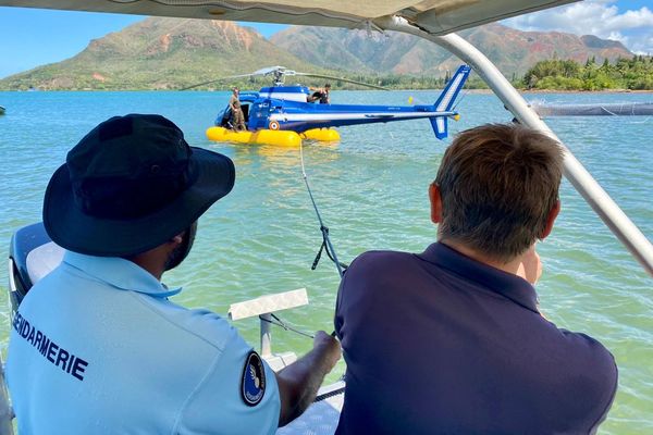 L'hélicoptère de la gendarmerie nationale a été tracté jusqu'à la côte.