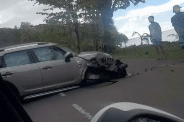 La voiture a failli foncer dans le groupe assis en bord de route.