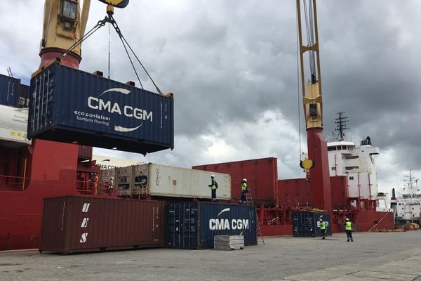 Activités toujours soutenues sur les quais du port de Degrad Des Cannes, en Guyane