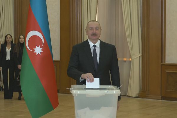 Le chef d'Etat de l'Azerbaïdjan, Ilham Aliyev, lors de l'élection présidentielle anticipée, en février 2024.