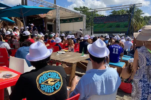 Le match suivi sur grand écran sur la plage d'un bar à Schoelcher