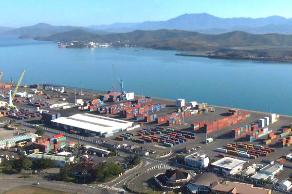 Vue du port autonome de Nouméa.