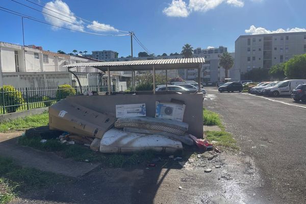 Des matelas usagés déposés à côté d'un abris poubelles au quartier Dillon à Fort-de-France.